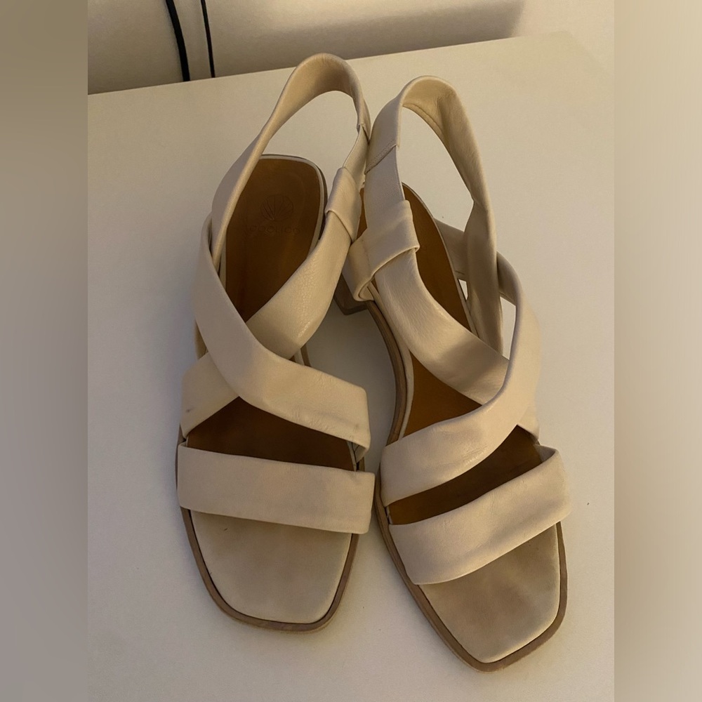 Coclico cream heels
